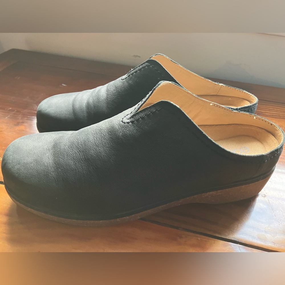Earth Kolia Round Toe Slip-on Casual Heeled Mules/Clogs. Womens size 9M. Black.